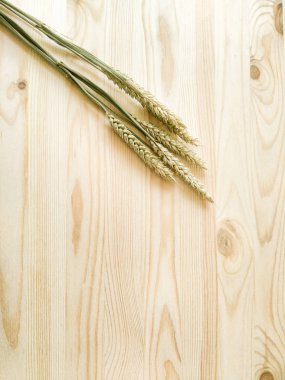 ahşap bir masa üzerinde buğday