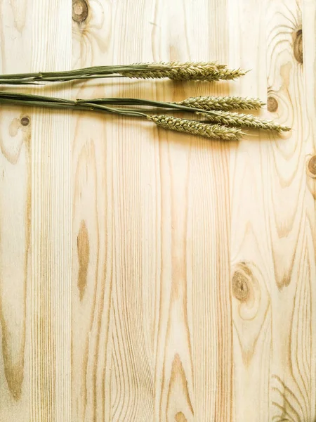 ahşap bir masa üzerinde buğday