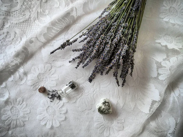 bouttle whith lavanta petal