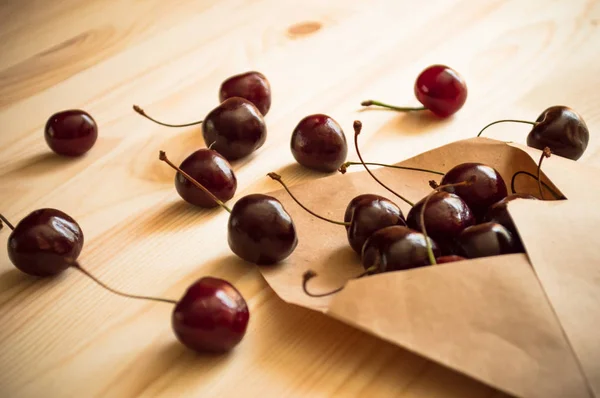 ahşap arka plan üzerinde olgunlaşmış cherryes