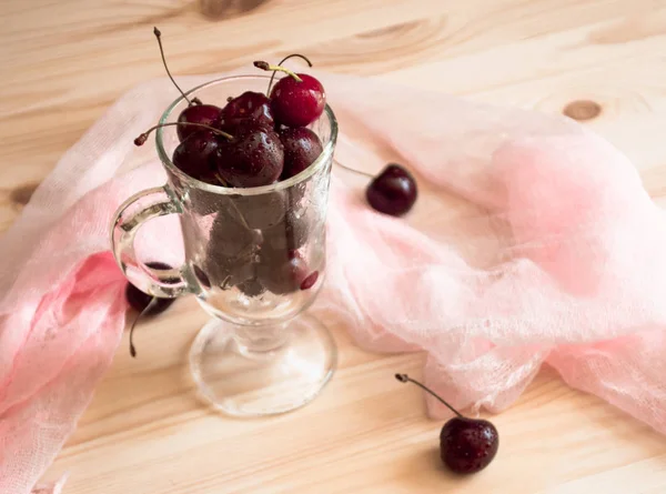 ahşap arka plan üzerinde olgunlaşmış cherryes