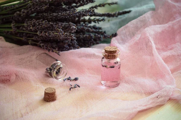 Brunch lavanta çiçekleri ve lavanta jel şişe