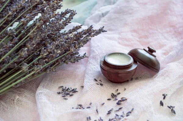 Brunch lavanta çiçekleri ve lavanta jel şişe