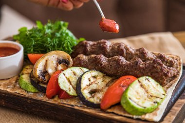 Tahtada ızgara sebzeli tavuk kebabı.