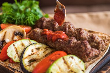 Tahtada ızgara sebzeli tavuk kebabı.