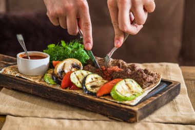 Tahtada ızgara sebzeli tavuk kebabı.