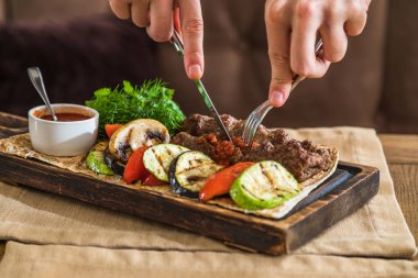 Tahtada ızgara sebzeli tavuk kebabı.