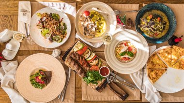 Tabaklarla servis edildi. Yan görünüş. ışık arkaplanı