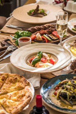 Tabaklarla servis edildi. Yan görünüş. ışık arkaplanı