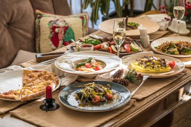 Tabaklarla servis edildi. Yan görünüş. ışık arkaplanı