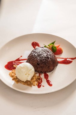 Çilekli ve dondurmalı sincap tabağında çikolatalı şeker..