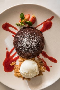 Çilekli ve dondurmalı sincap tabağında çikolatalı şeker..