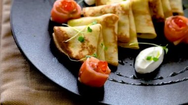 Somon peynirli krep. Düz video, kameranın düzgün hareketi.