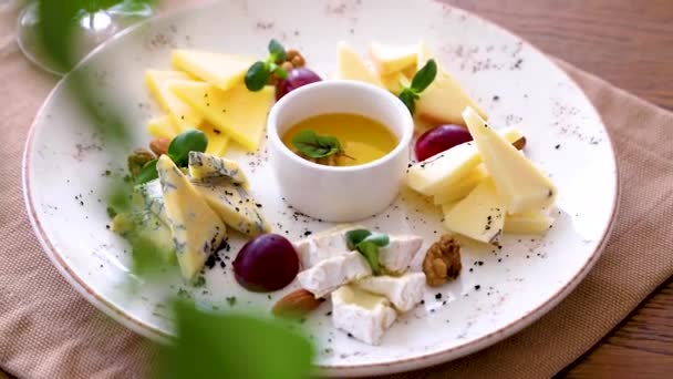 Cheese plate, cheese platter. The smooth movement of the camera. — Stock Video