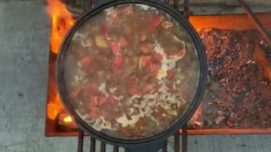 Lagman yemeği açık ateşte olan büyük bir balık. Doğal et ve sebze yemeği.