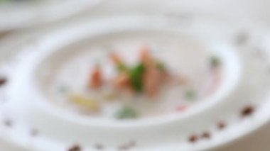 Hafif arka planda yemek hazırlamak, bulaşıklarda kamera...