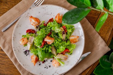 Taze sebze ve karides salatası. İçerideki fotoğraf.