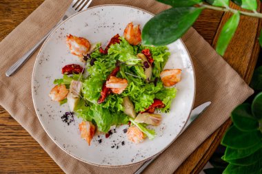 Taze sebze ve karides salatası. İçerideki fotoğraf.