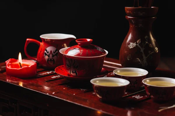 Podczas ceremonii parzenia herbaty. Gorąca herbata Chińska z herbaty biurko — Zdjęcie stockowe