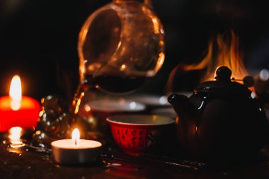 Çay töreni ve mumlar ile sıcak Çin çayı