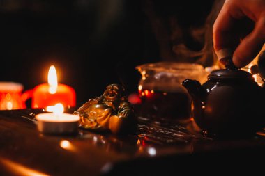 Çay töreni. Çay masasında çaydanlık