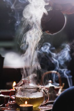 Çay töreni. Adam sıcak Çince çay Çin çay fincan içine dökülen.