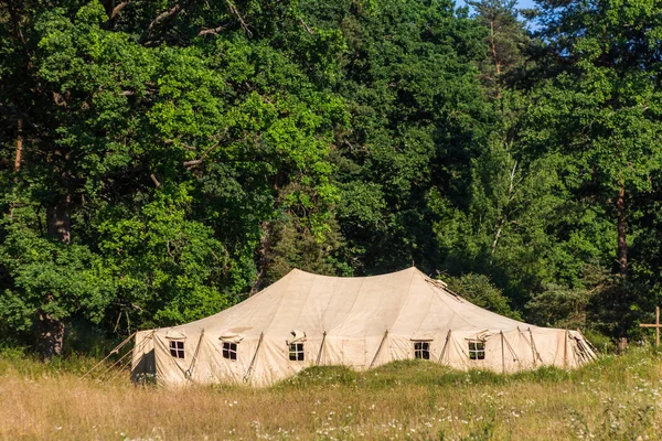 Stora tältet nära skogen — Stockfoto