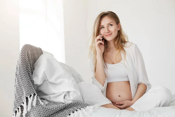Mulher grávida conversando com o médico no telefone, antecipando seu futuro bebê saudável sorrindo em seu quarto — Fotografia de Stock