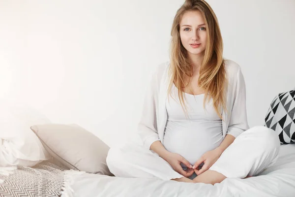 Mulher muito grávida sentindo-se doente ficar em casa em sua licença de maternidade . — Fotografia de Stock
