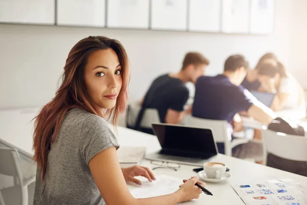 Vrouwelijke student doen werken in campus of café of coworking space studeren voorbereiden op haar diploma op een laptop — Stockfoto