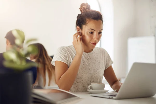 Vrouw belt haar grootouders met laptop en online communicatieplatform zittend in zonnig milieu binnenshuis koffie drinken — Stockfoto