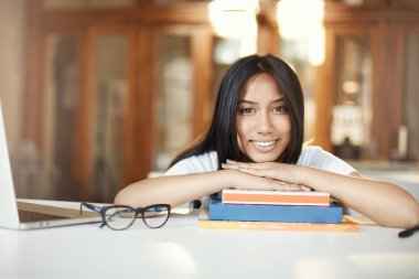 Öğrenci kitap yoğun bir gün istirahat kamera seyir gülümseyerek. Bilgi güçtür.