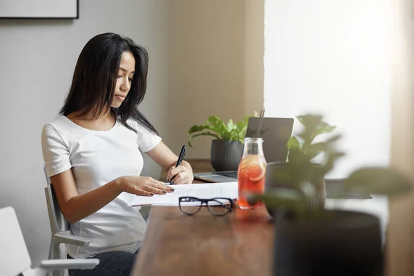 Asiatico studente working in caffè in suo tempo libero running un online shop mentre getting un degree . — Foto Stock