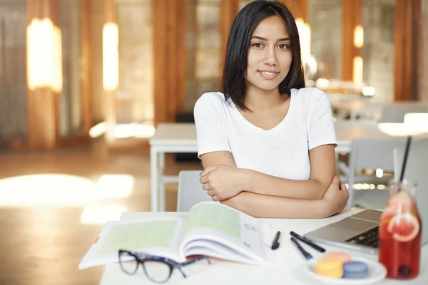 Fiducioso asiatico studente working in biblioteca o coworking spazio getting ready per suo exams . — Foto Stock