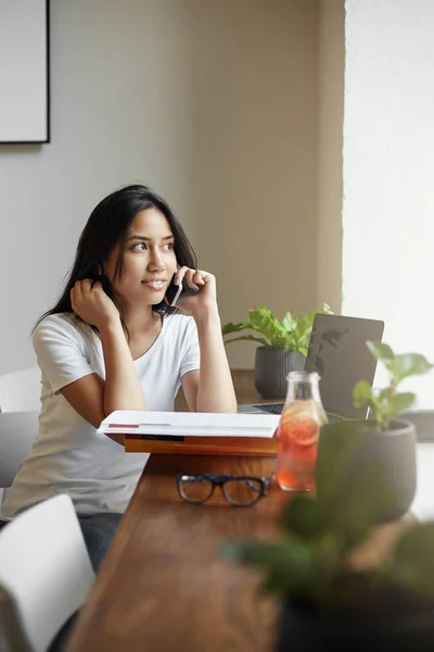 Estudiante hablando por teléfono en la cafetería o centro de coworking beber limonada con el ordenador portátil — Foto de Stock