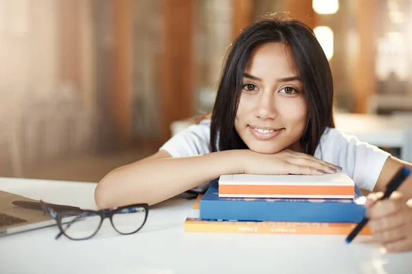 La conoscenza è potere. Giovane studente asiatico guardando la fotocamera a riposo dopo una dura giornata in università . — Foto Stock