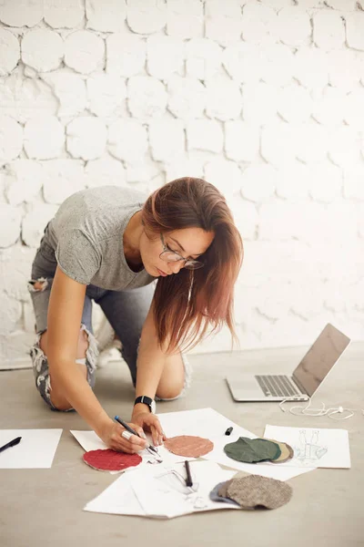 Desain busana perempuan menggambar sketsa dan ilustrasi murid yang bekerja pada laptop di lingkungan studio yang cerah . — Stok Foto