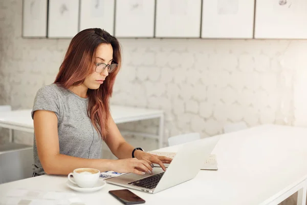 Vrouwelijke freelance scenarioschrijver laptop gebruiken voor het maken van haar nieuwe meesterwerk in café thuis tegen haar creatieve blok. — Stockfoto