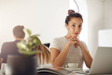 Boşluk veya kulaklık ya da moda veya grafik disiplinleri bir öğrenci online akarsu müzik Cafe coworking içinde kahve içme laptop tasarım çalışma serbest