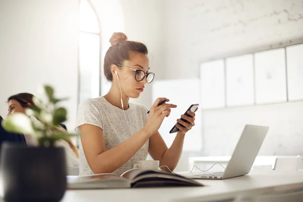 Drukke vrouw met behulp van slimme telefoon en laptop met een online bedrijf-gesprek in een café of naaiatelier platform, koffie drinken. Bedrijfsconcept. — Stockfoto