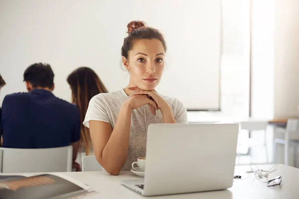 Moe vrouw met laptop na een werkdag in open kantoorruimte. Jonge student in een campus van de universiteit zich klaar voor de examens. — Stockfoto