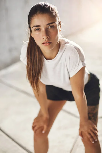 Portrait de coureuse après une séance d'entraînement matinale. Concept de sport urbain . — Photo