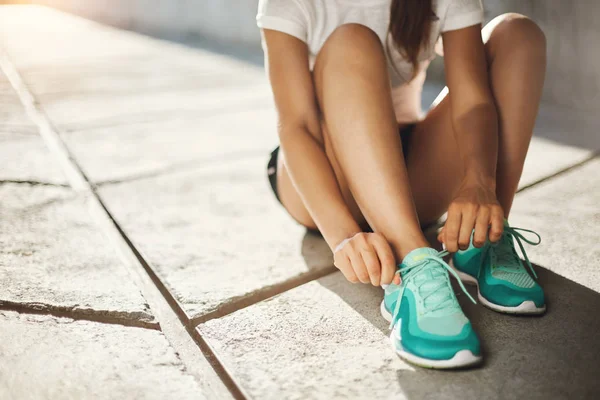 El deporte es la forma de vida. Primer plano de las zapatillas de deporte de corredor atando cordones preparándose para correr. Concepto de deporte urbano . — Foto de Stock