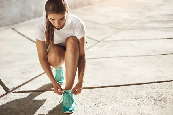 Joven corredora preparándose para comenzar la mejor carrera de su vida. Concepto de deporte urbano . — Foto de Stock