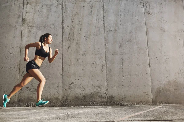 Silná žena, běh vpřed k úspěchu v životě fitness. Urban sport koncept. — Stock fotografie