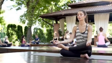 Onu sabah yoga pratik meditasyon ve derin nefes bir tapınakta oturuyor ile başlayan genç bayan. Sağlıklı yaşam konsepti.