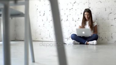 Parlak studio alanda çalışan genç kadın serbest meslek