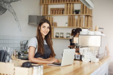 Barista Bayan bir gün ona rüya iş başlayarak bir müşteri kahve siparişi için bekliyor.
