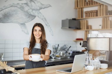 Dünyanın en iyi cappuccino hizmet veren genç barista.