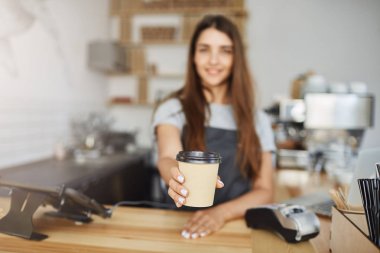 Barista kahve Kupası bir müşteriye hizmet veren, yakın çekim.